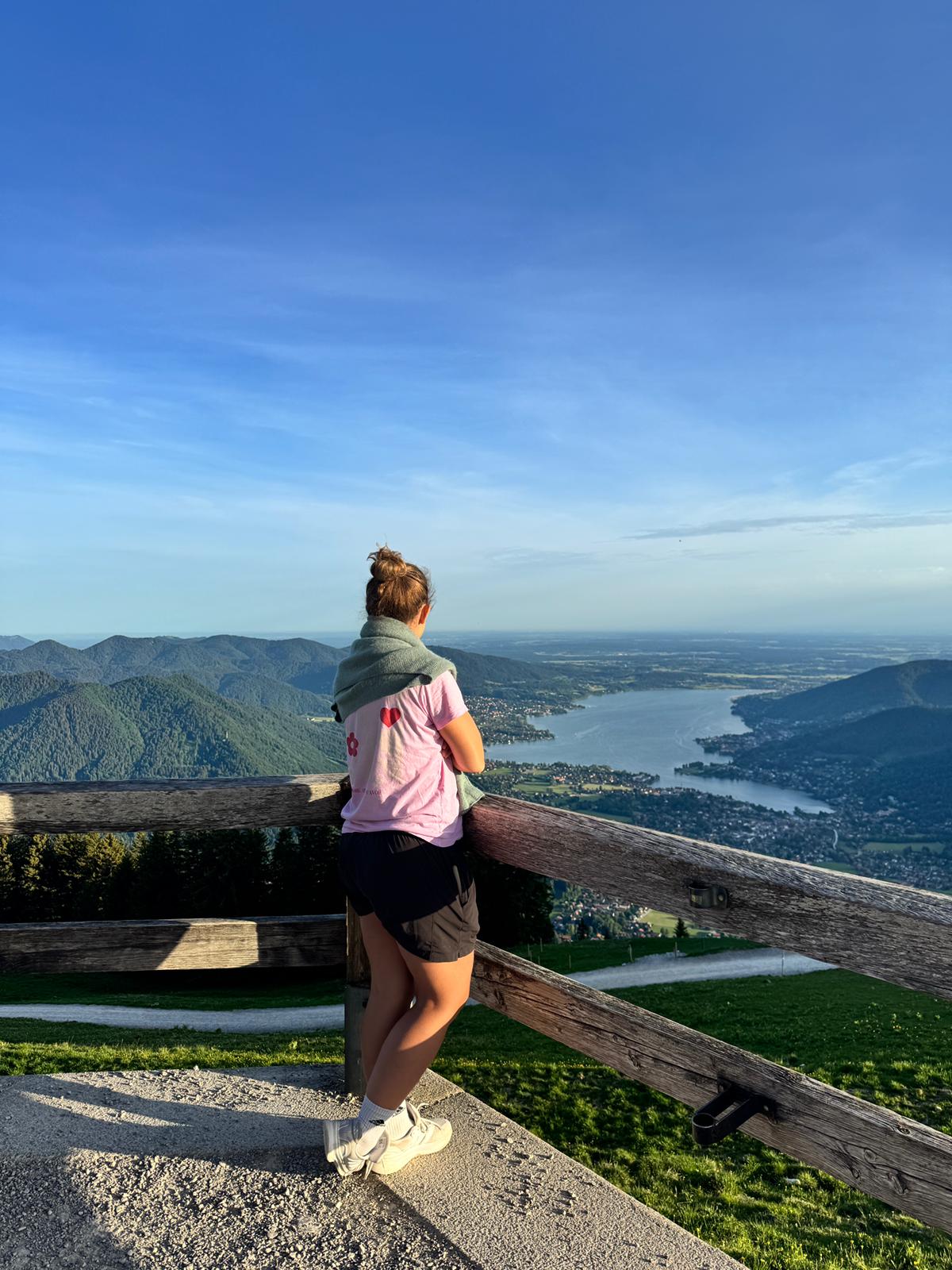 Maren mit Blick auf den Tegernsee